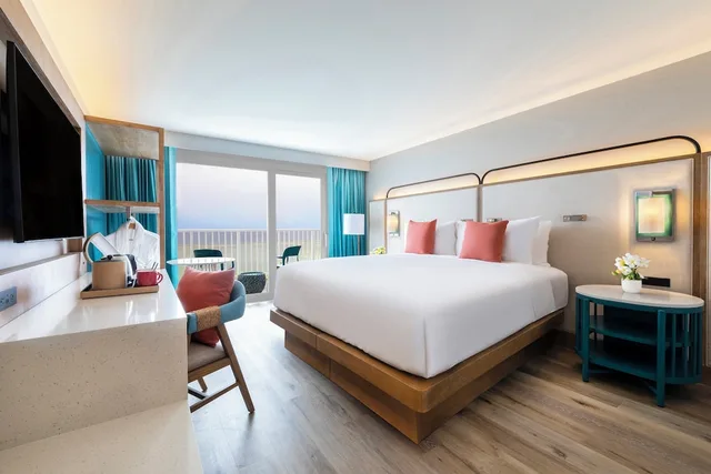 غرفة بريميوم بسرير كينج بإطلالة على البحر، Crowne Plaza Resort Guam 3/10