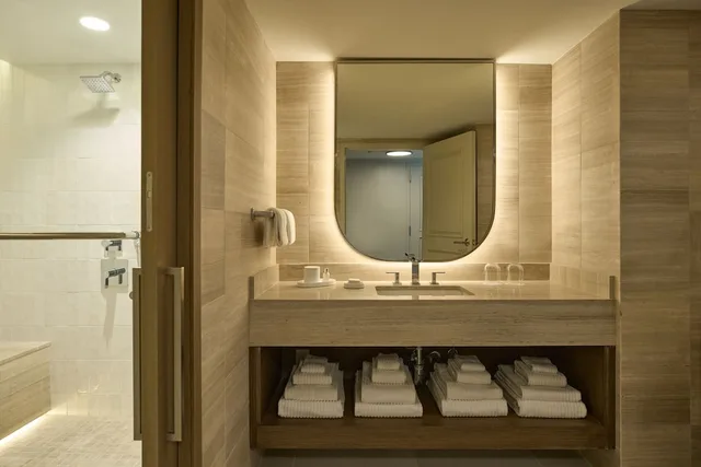 جناح بسرير كينج بإطلالة على البحر بغرفة نوم واحدة، VEA Newport Beach, A Marriott Resort & Spa 2/2