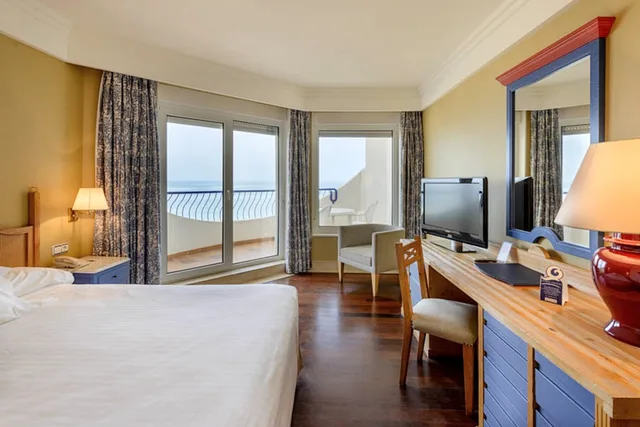 Room, Double or Twin Bed, Lateral Side Sea View، Playa Victoria 1/4