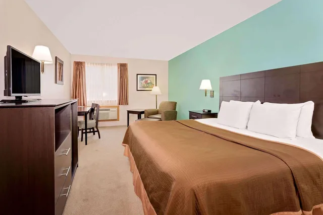 جناح بسرير كينج بجاكوزي للمدخنين، Howard Johnson By Wyndham Gothenburg 1/5