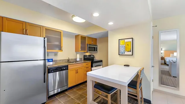 جناح استوديو بسرير كوين بحوض استحمام لذوي الإعاقة، Sonesta Es Suites Cincinnati Sharonville West 6/10