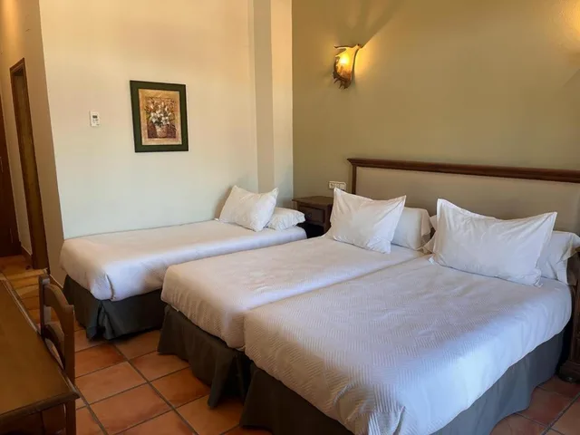 غرفة ثلاثية، Hotel Sierra de Ubrique 1/9