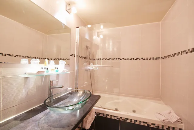 غرفة ديلوكس بسرير كوين بحوض استحمام، RELAIS HOTEL DU VIEUX PARIS 5/6