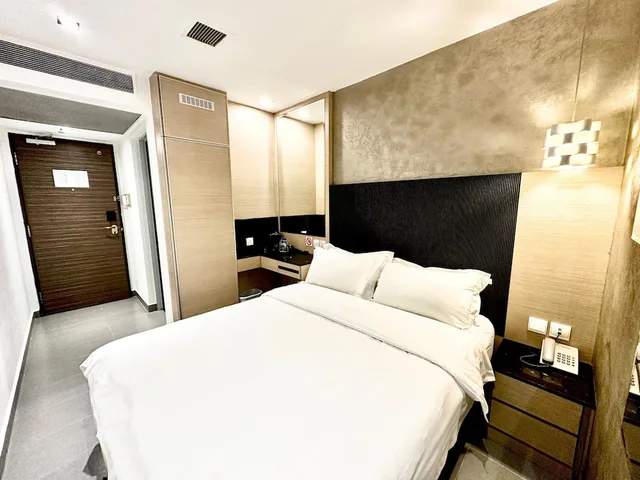 Classic, Queen Bed, No Window, The Snooze Hotel Bugis 3/7