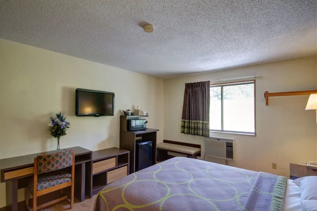 غرفة بسرير كوين، Super 8 by Wyndham Zanesville. 2/3