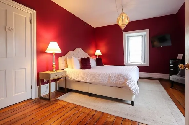 Burgundy, King Bed، The Hugh Boutique B&B 1/2