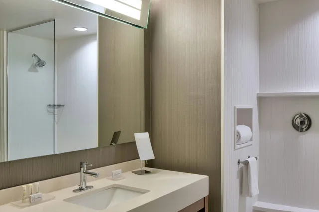غرفة، Courtyard Houston Northwest Cypress 1/1