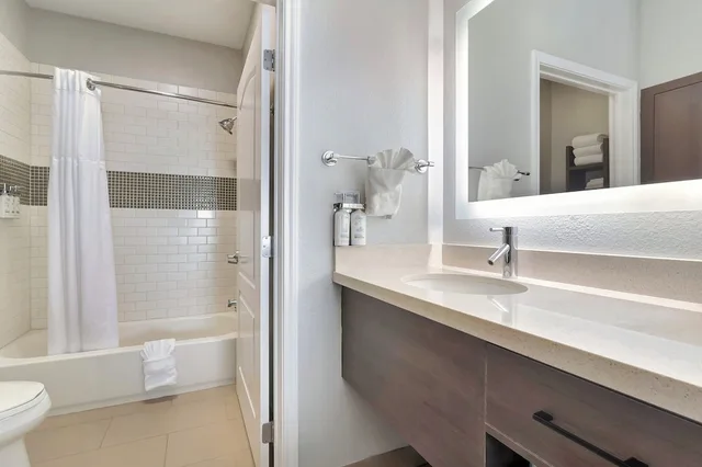 جناح بسرير كينج وسريرين مزدوجين بغرفتي نوم بمطبخ، Staybridge Suites Longview 4/6