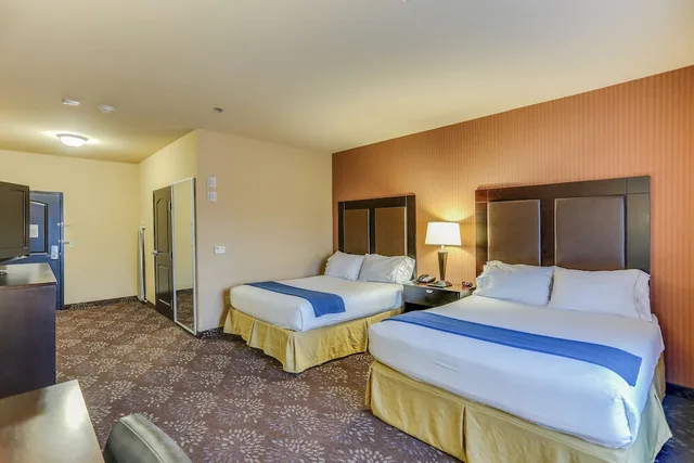 Standard, 2 Queen Beds, Holiday Inn Express Hotel And Suites Huntsville 1/3