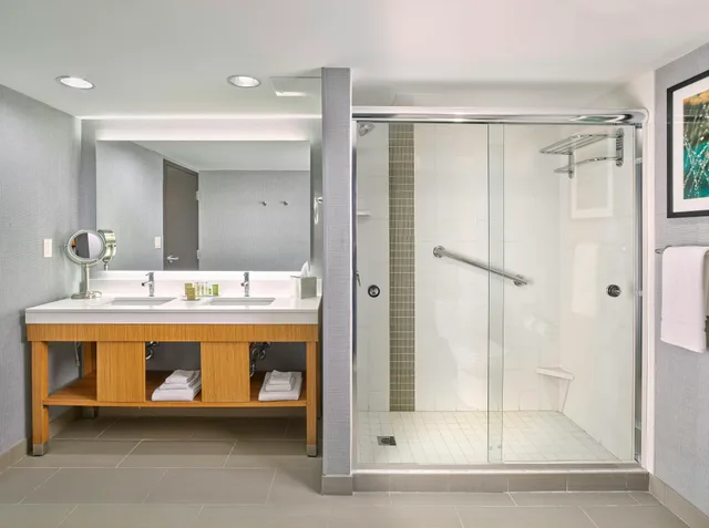 جناح بسرير كينج بغرفة نوم واحدة بمطبخ، DoubleTree by Hilton Edmonton Downtown 2/2