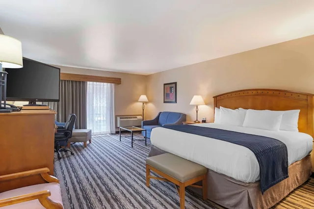 غرفة قياسية كبيرة بسرير كينج بشرفة، Best Western Sunset Inn 1/4