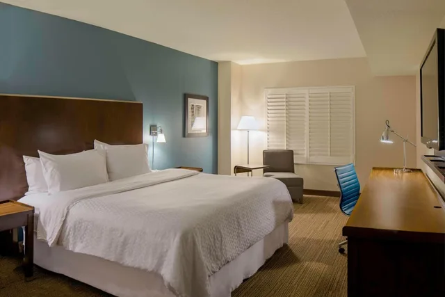 غرفة بسرير كينج، Four Points by Sheraton Cocoa Beach 2/5
