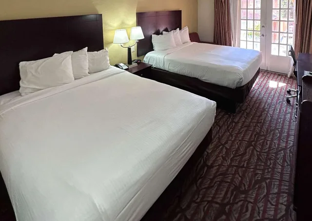 2 Queen Beds Mobility Accessible Tub, Smk، Motel6 Dallas, TX - Downtown 1/10