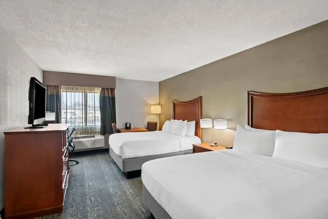 غرفة بسريرين كوين لذوي الإعاقة، Clarion Inn North Haven - New Haven North 1/4