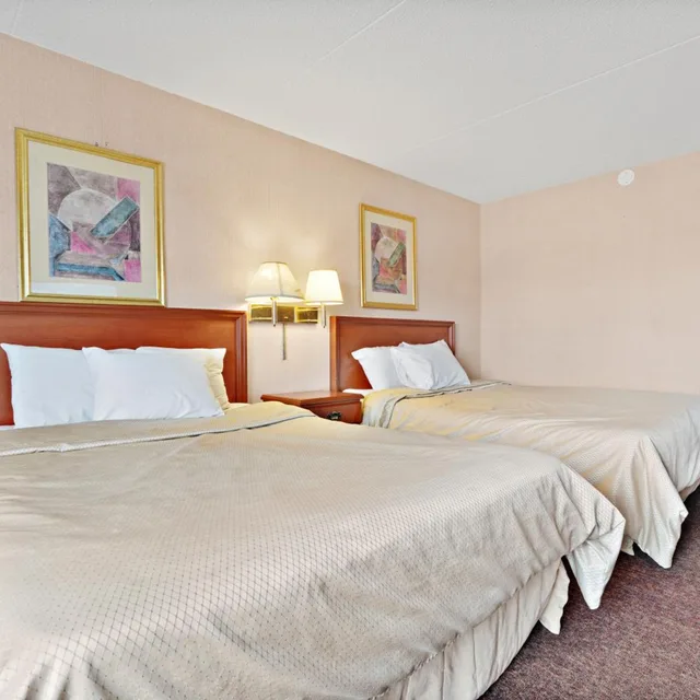 غرفة بسرير كينج وسريرين كوين، Niagara Lodge Suites 1/10