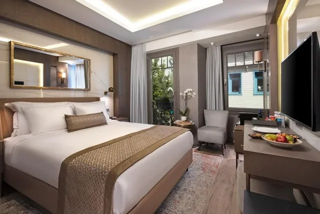 Superior, Double Bed, Street View، Mula Hotel 2/3