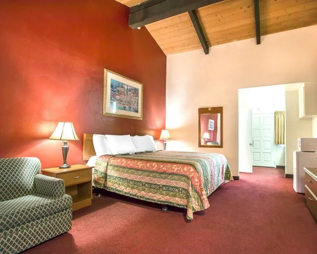 غرفة قياسية بسرير كينج لذوي الإعاقة، Rodeway Inn Fallbrook Downtown 1/3