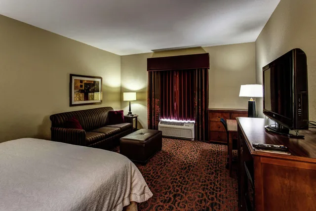 Study, King Bed, Sofa، Hampton Inn Junction City Kansas 2/6