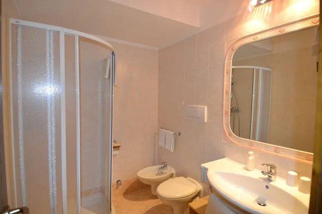 غرفة أساسية بسرير كوين في الطابق الأرضي، Hotel Augusta 5/6