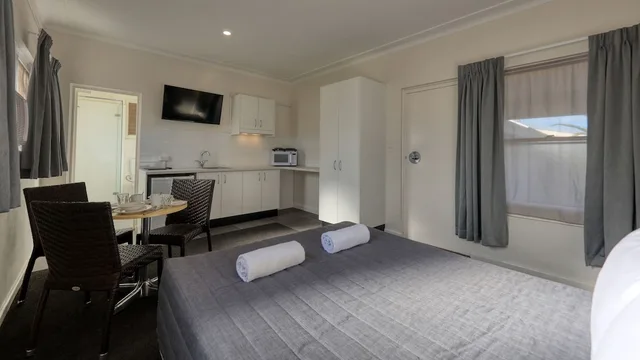 شقة بسرير كوين وسريرين منفصلين بغرفتي نوم، COWRA MOTOR INN 3/10