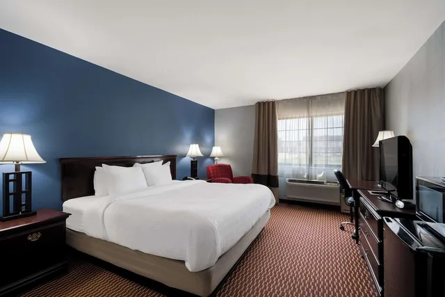 غرفة بسرير كينج لذوي الإعاقة، Quality Inn & Suites Oklahoma City North 1/3