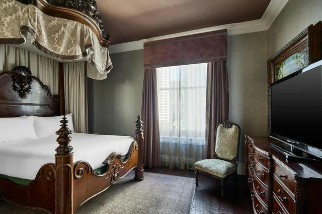 جناح بسرير كوين، Le Pavillon Hotel 1/4