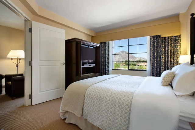 جناح بسرير كينج، Embassy Suites La Quinta & Spa 2/3