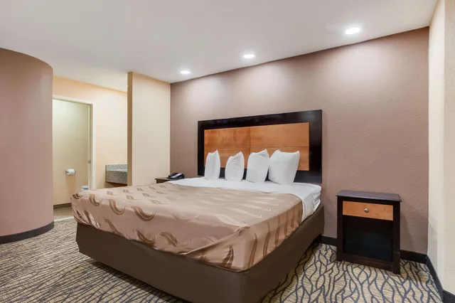 غرفة قياسية بسرير كينج، Quality Inn Lees Summit Kansas City 1/6