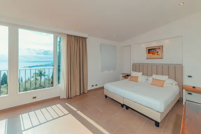 غرفة بانورامية بسرير كوين بإطلالة على البحر بشرفة، Villa Paradiso 1/4