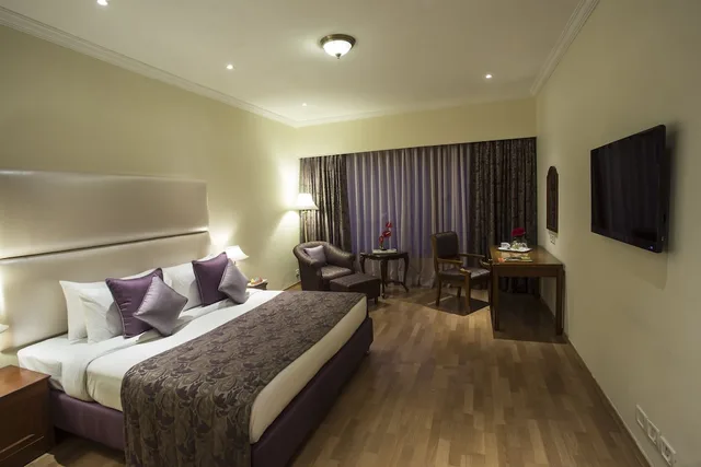 غرفة بريميوم بسرير كينج، TAJ DECCAN 1/10