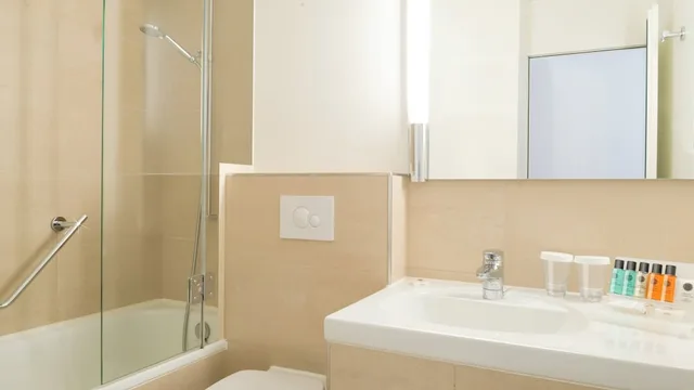 غرفة بريميوم بسرير كوين، Crowne Plaza Zurich 6/10