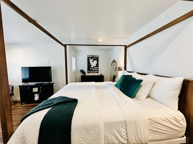 جناح استوديو إليت بسرير كينج وسرير كوين بإطلالة على الفناء مع أريكة بمطبخ، Bespoke Inn Flagstaff 2/10