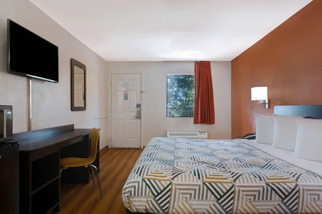 Deluxe, King Bed, Motel6 Rolla, MO 7/10