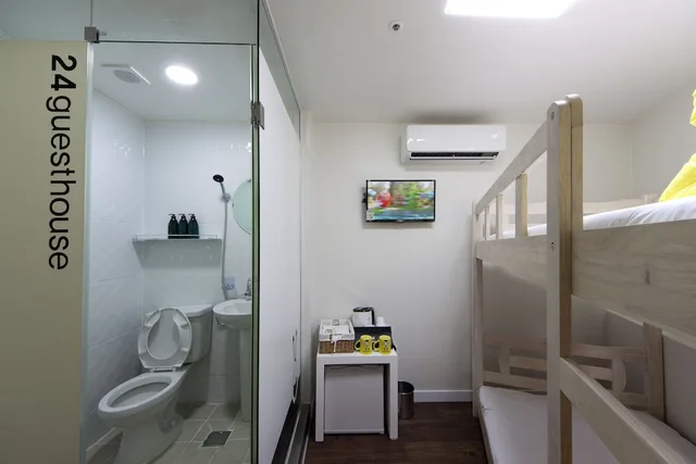 غرفة بسريرين منفصلين وسرير بطابقين، 24 Guesthouse Myeongdong Town 3/3