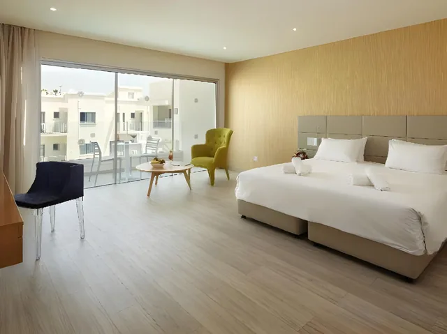 غرفة فاخرة بسرير مزدوج وسريرين منفصلين، Melpo Antia Hotel & Suites 1/1
