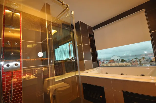 جناح بسرير كينج بإطلالة على البحر بحوض استحمام، Chalelarn Hotel 10/10