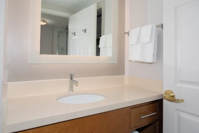 جناح بسرير كينج بغرفة نوم واحدة بمطبخ، STAYBRIDGE SUITES DENVER INTERNATIONAL AIRPORT 1/5