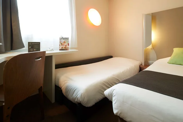 غرفة قياسية بسرير مزدوج وسرير فردي، Hotel Campanile Nantes Centre Saint Jacques 1/10