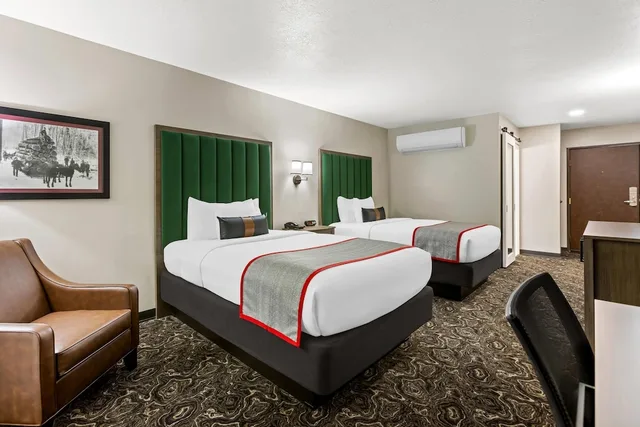 غرفة قياسية بسريرين مزدوجين بشرفة، Lumber Jack Lodge, Ascend Hotel Collection 4/9