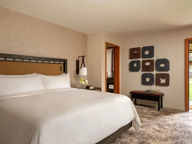 1 Bedroom, Renovated, Suite, King Bed, Lake View، Fairmont Jasper Park Lodge 2/6