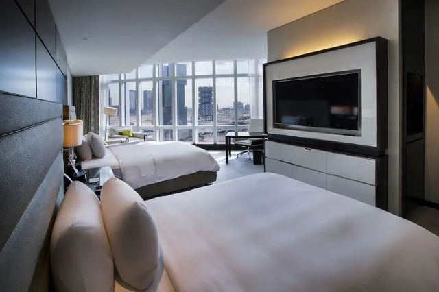 غرفة ديلوكس بسريرين منفصلين بإطلالة على المدينة، Rosewood Abu Dhabi 2/6