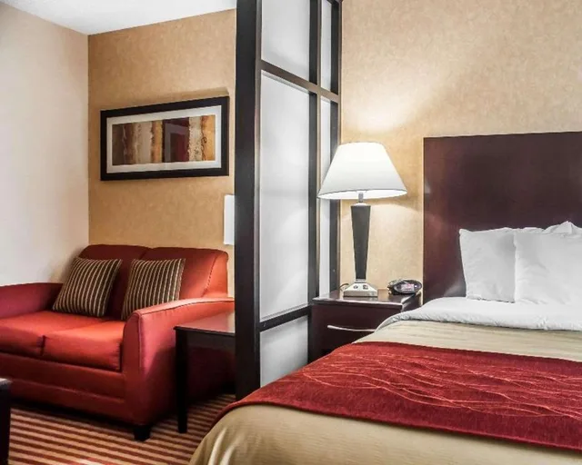 غرفة بسرير كينج بحوض جاكوزي، Quality Inn Dunkirk NY 7/9