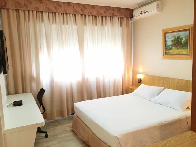 غرفة رباعية، Cosmos Hotel 3/8