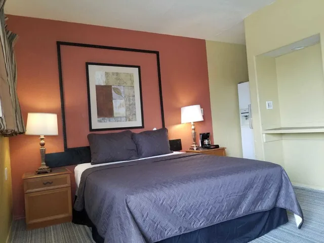 غرفة قياسية بسرير كوين، Western Motel 6/10