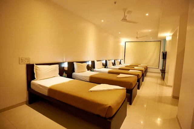 غرفة ديلوكس عائلية بأربعة أسرّة وسريرين كينج وسرير فردي، Hotel Golden View 1/5