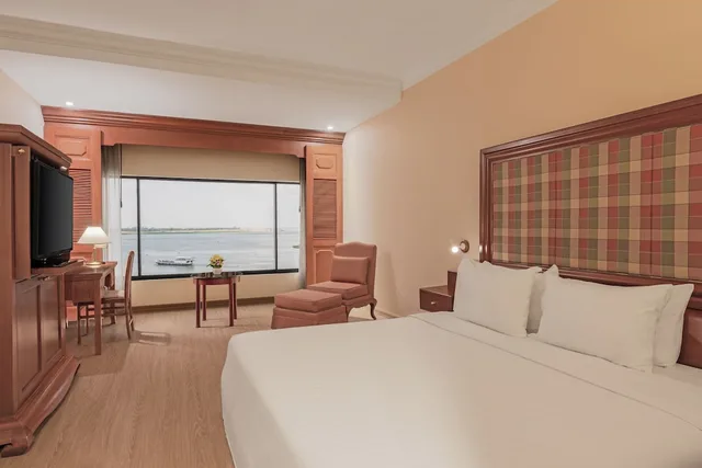 جناح جونيور بسرير كينج بإطلالة على النهر، Cambodiana Hotel 2/10