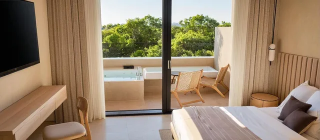 Junior Suite, Outdoor Jetted Tub، Royal Hotel and Suites 5/7