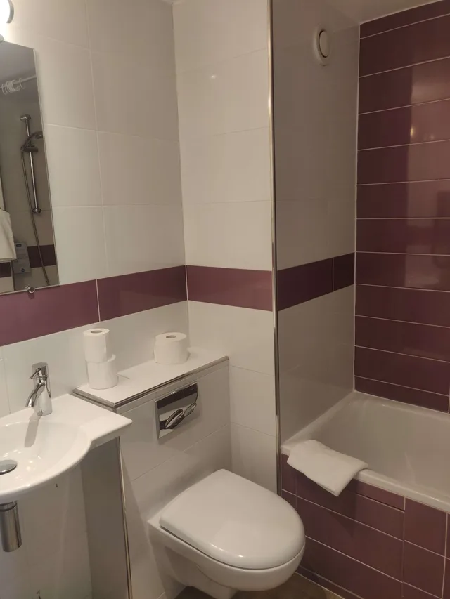 غرفة قياسية بسريرين منفصلين، Kyriad Canal Saint Martin 5/10
