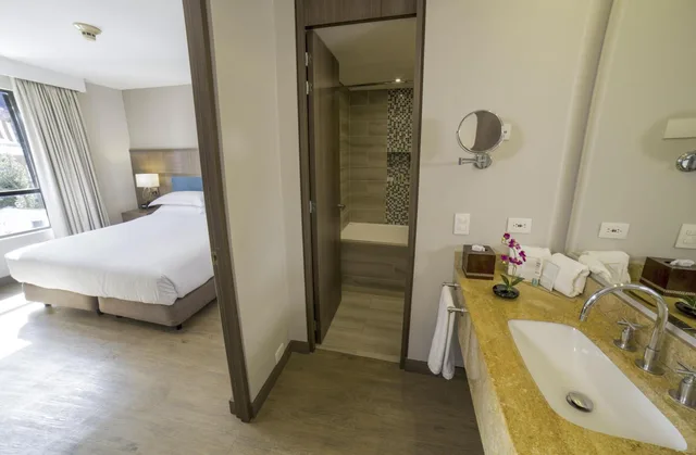 جناح بسرير كينج بغرفتين مع أريكة، Embassy Suites by Hilton Bogota Rosales 4/10