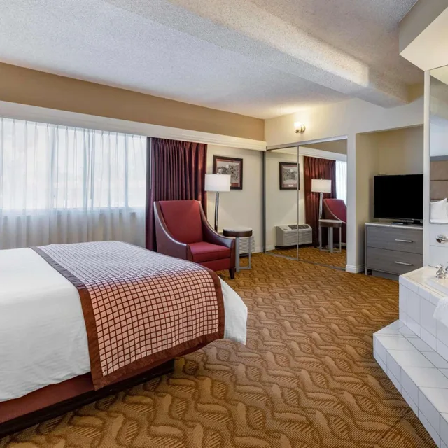 جناح بسرير كينج بشرفة مع أريكة، Best Western Plus Thousand Oaks Inn 4/8